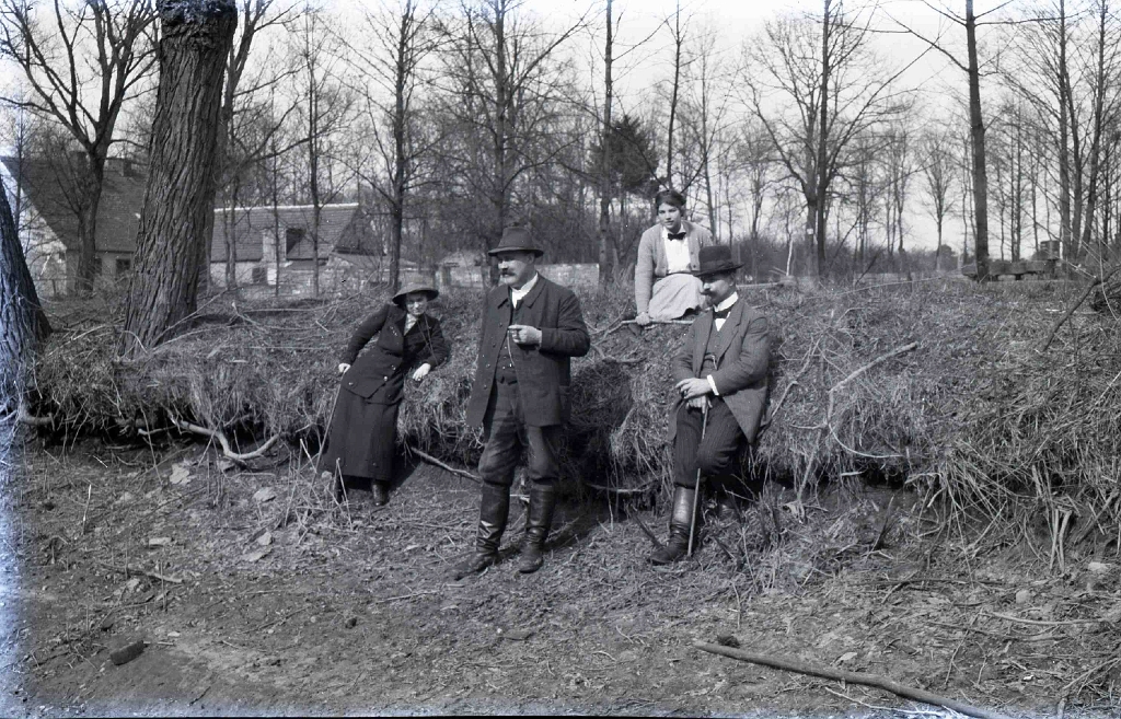 1900-1907 ca CHRISSY CROIL (m. Vlasto) PHOTOGRAPHS OF CROIL AND MITCHELL FAMILY Thomas Croil centre others unidentified In or near Milwaukee or the St Lawrence River near Montreal.jpg
